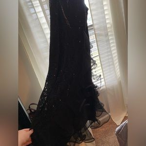 Perfect Prom or Wedding Guest Dress! Black with Dramatic Bottom